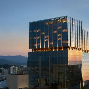 https://the-ritz-carlton-fukuoka.fukuoka-hotels.net